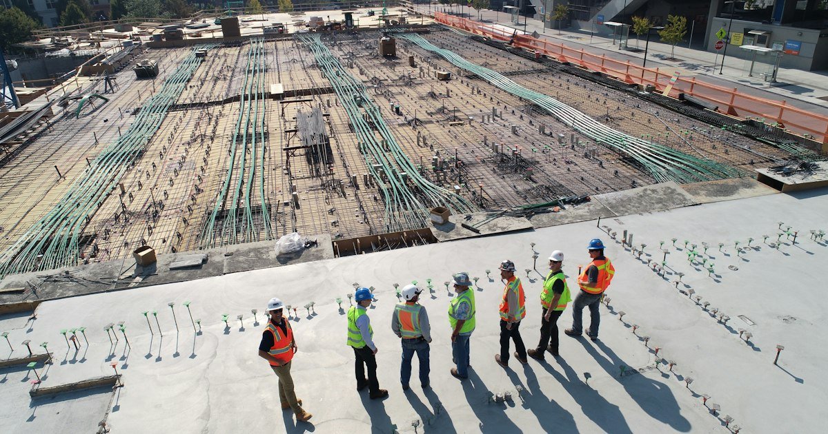 Canteiro de obras com estrutura de edifício em construção