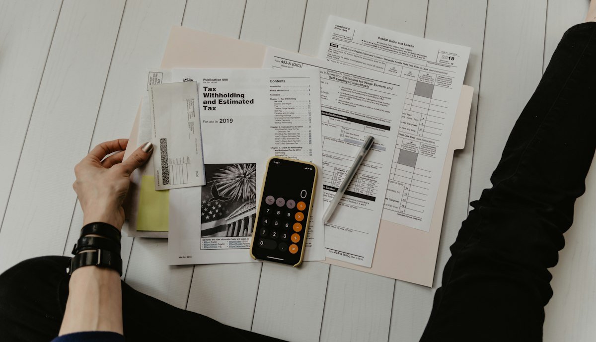 Calculadora e documentos financeiros representando custos de regularização